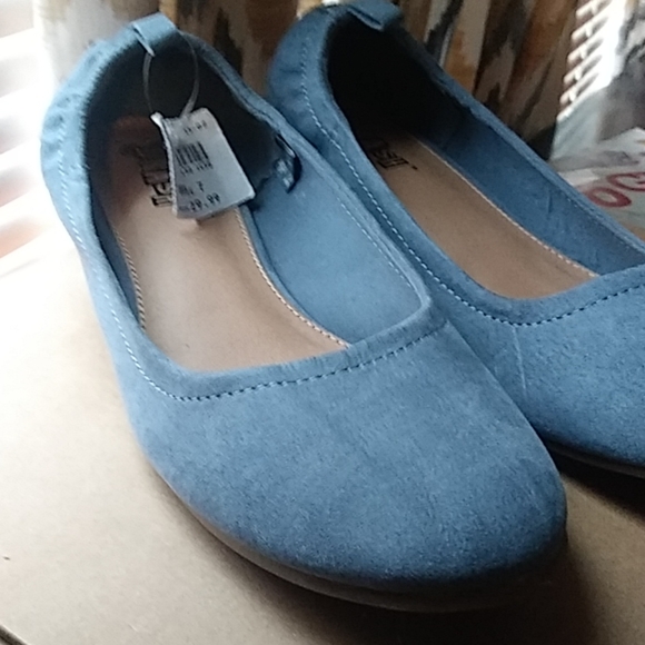 Shoes - Picture 2 of 4